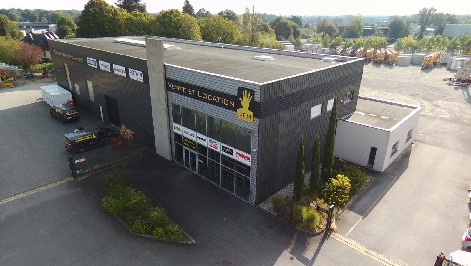 Le dépôt JFM à Pacé : le bâtiment « Vente et location » et le parc de matériel.