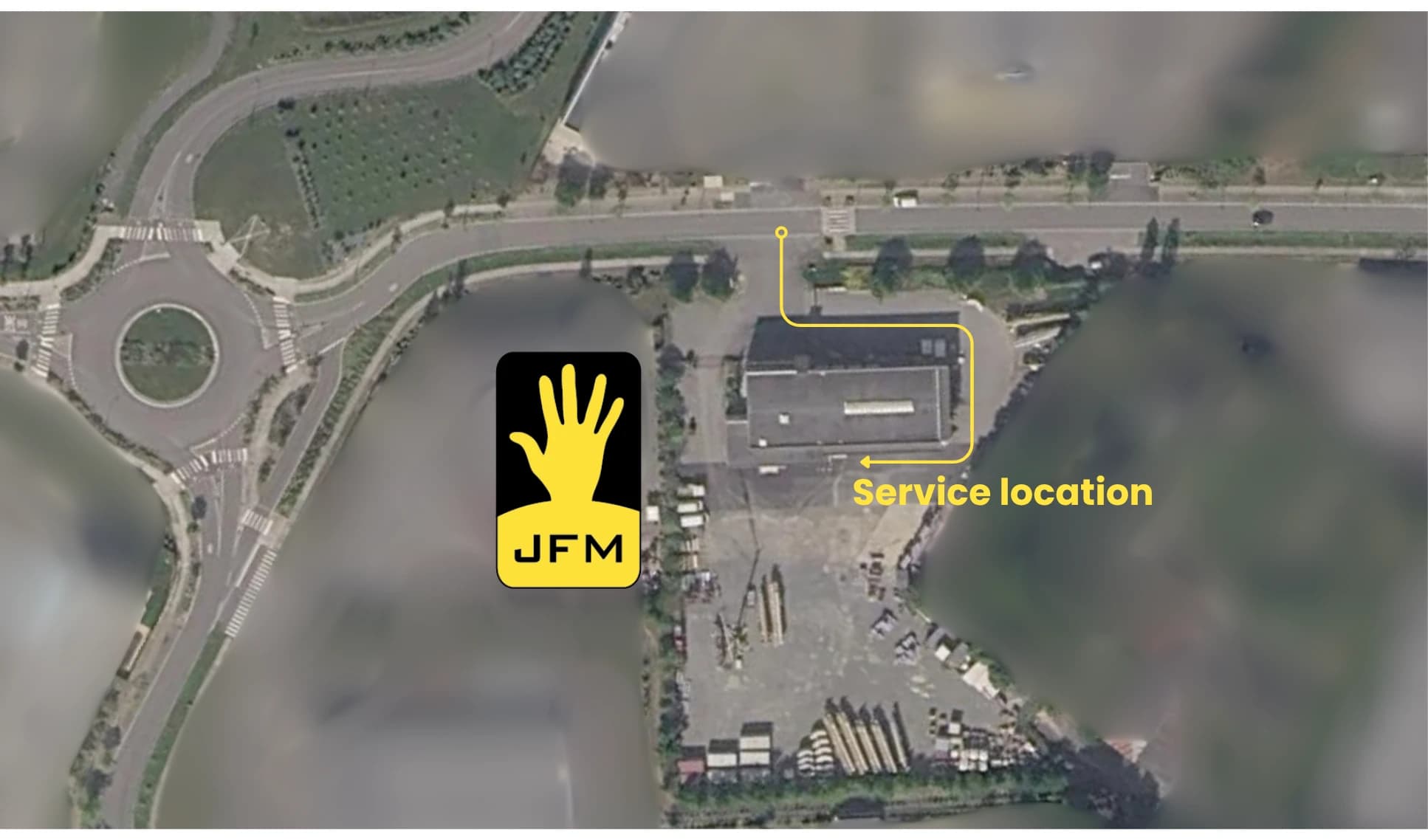 Vue aérienne du dépôt JFM à Pacé : depuis le boulevard de l'Odet, entrez sur le site et contournez le bâtiment par la gauche, le parc et le bureau du service location sont à l'arrière.